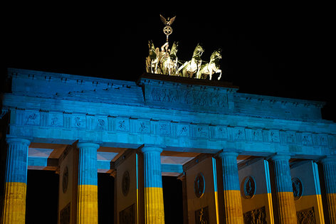 Brandenburger Tor Berlin in Farben der Ukraine